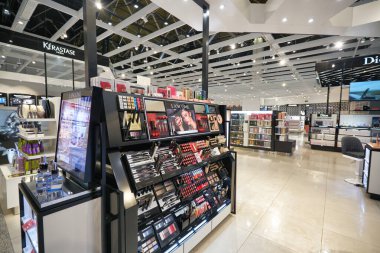 MOSCOW, RUSSIA - CIRCA Aralık 2019: Sheremetyevo Uluslararası Havalimanında Lancome makyaj ürünleri sergileniyor.