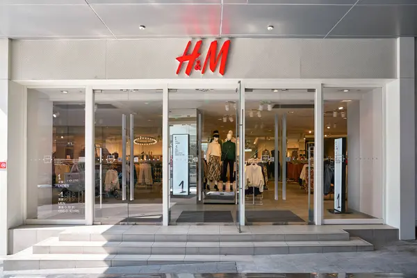 SHENZHEN, ÇİN - CIRCA KOVEMBER, 2019: Shenzhen 'deki H ve M mağazasına giriş.