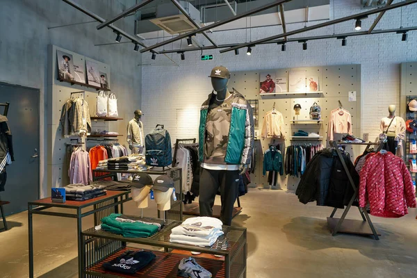 ŞENZHEN, ÇİN - CIRCA NOVEMBER, 2019: Shenzhen 'deki Adidas mağazasında sergilenen eşyalar.