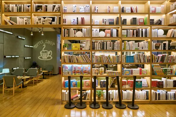 SHENZHEN, ÇİN - CIRCA NOVEMBER, 2019: Shenzhen 'deki kitapçının iç çekimleri.