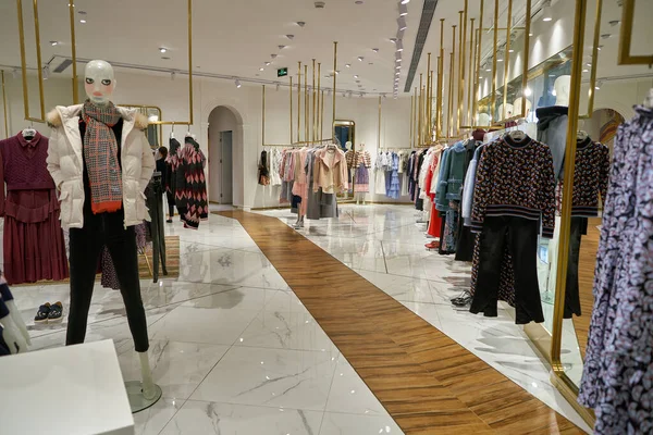 SHENZHEN, ÇİN - CIRCA NOVEMBER, 2019: Shenzhen 'deki Bora Aksu mağazasının iç çekimleri.