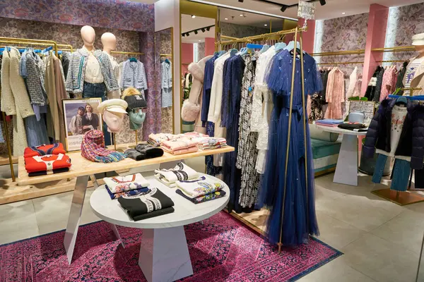 SHENZHEN, Çin - CIRCA NOVEMBER, 2019: Shenzhen 'deki Moiselle mağazasının içi.