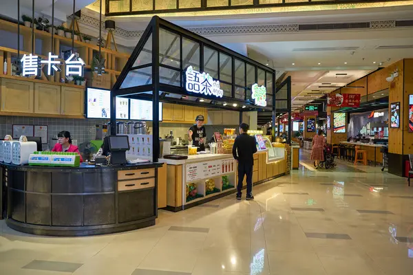 SHENZHEN, Çin - CIRCA NOVEMBER, 2019: Şarküteri Şehri 'nin Shenzhen' deki MixC alışveriş merkezinin içi. 