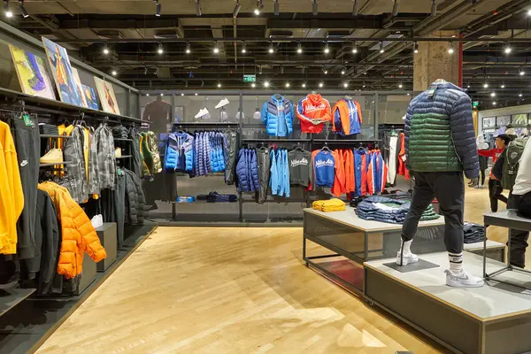SHENZHEN, Çin - CIRCA NOVEMBER, 2019: Shenzhen 'deki Nike mağazasının içi.
