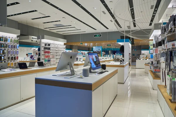 ŞENZHEN, ÇİN - CIRCA NOVEMBER, 2019: Shenzhen 'deki Sundan mağazasında sergilenen eşyalar.