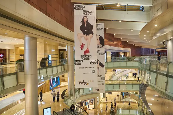 SHENZHEN, Çin - CIRCA NOVEMBER, 2019: Shenzhen 'deki MixC alışveriş merkezinin içi.