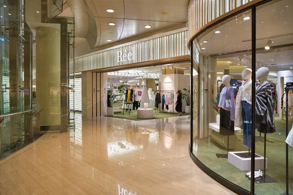 SHENZHEN, ÇİN - CIRCA NOVEMBER, 2019: Shenzhen 'deki MixC alışveriş merkezindeki Reel mağazasına giriş.