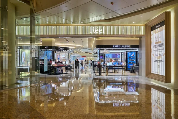 SHENZHEN, ÇİN - CIRCA KOVEMBER, 2019: Reel Shenzhen Mağazasına giriş.