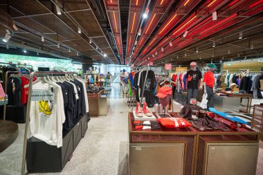 BANGKOK, THAILAND - CIRCA JANUARY, 2020: Bangkok 'taki Siam Discovery alışveriş merkezinde çeşitli giysiler sergilendi.