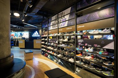 BANGKOK, THAILAND - CIRCA JANUARY, 2020: Siam Discovery alışveriş merkezindeki Adidas mağazasının içi. Adidas AG ayakkabı, giysi ve aksesuar tasarlayan ve üreten çok uluslu bir Alman şirketidir..