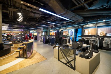BANGKOK, THAILAND - CIRCA JANUARY, 2020: Siam Discovery alışveriş merkezindeki Adidas mağazasının içi. Adidas AG ayakkabı, giysi ve aksesuar tasarlayan ve üreten çok uluslu bir Alman şirketidir..