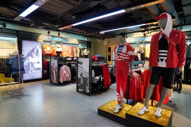 BANGKOK, THAILAND - CIRCA JANUARY, 2020: Siam Discovery alışveriş merkezindeki Adidas mağazasının içi. Adidas AG ayakkabı, giysi ve aksesuar tasarlayan ve üreten çok uluslu bir Alman şirketidir..