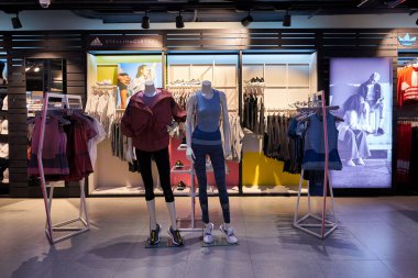 BANGKOK, THAILAND - CIRCA JANUARY, 2020: Siam Discovery alışveriş merkezindeki Adidas mağazasının içi. Adidas AG ayakkabı, giysi ve aksesuar tasarlayan ve üreten çok uluslu bir Alman şirketidir..