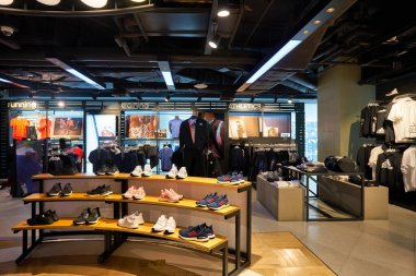 BANGKOK, THAILAND - CIRCA JANUARY, 2020: Siam Discovery alışveriş merkezindeki Adidas mağazasının içi. Adidas AG ayakkabı, giysi ve aksesuar tasarlayan ve üreten çok uluslu bir Alman şirketidir..