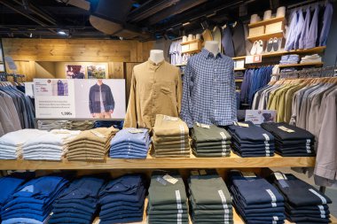 BANGKOK, THAILAND - CIRCA JANUARY, 2020: Bangkok 'taki Siam Discovery alışveriş merkezinde Muji mağazasında çeşitli giysiler sergilendi.
