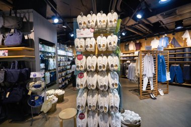 BANGKOK, THAILAND - CIRCA JANUARY, 2020: Bangkok 'taki Siam Discovery alışveriş merkezinde Muji mağazasında ayakkabılar sergileniyor. Muji bir Japon perakende şirketi..