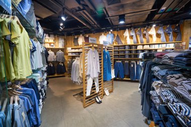BANGKOK, THAILAND - CIRCA JANUARY, 2020: Bangkok 'taki Siam Discovery alışveriş merkezinde Muji mağazasında çeşitli giysiler sergilendi.