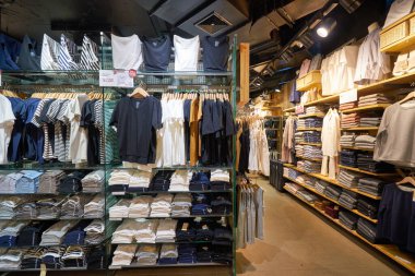 BANGKOK, THAILAND - CIRCA JANUARY, 2020: Bangkok 'taki Siam Discovery alışveriş merkezinde Muji mağazasında çeşitli giysiler sergilendi.