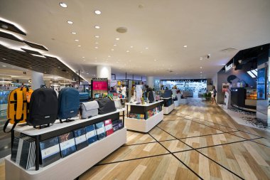 BANGKOK, THAILAND - CIRCA JANUARY, 2020: Bangkok 'taki Siam Discovery alışveriş merkezinde sergilenen çeşitli mallar.