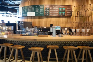BANGKOK, THAILAND - CIRCA JANUARY, 2020: Starbucks Bangkok 'taki Siyam Discovery alışveriş merkezinde kahve.