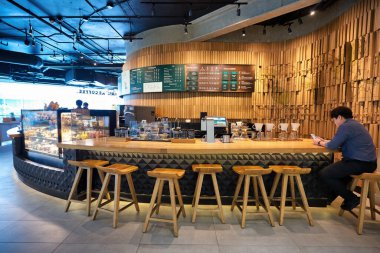 BANGKOK, THAILAND - CIRCA JANUARY, 2020: Starbucks Bangkok 'taki Siyam Discovery alışveriş merkezinde kahve.