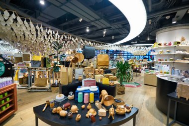 BANGKOK, THAILAND - CIRCA JANUARY, 2020: Bangkok 'taki Siam Discovery alışveriş merkezinde sergilenen çeşitli mallar.