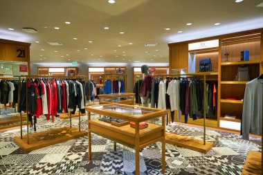 BANGKOK, THAILAND - CIRCA JANUARY, 2020: Bangkok 'taki Siam Discovery alışveriş merkezinde çeşitli giysiler sergilendi.