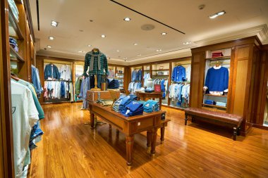 BANGKOK, THAILAND - CIRCA JANUARY, 2020: Bangkok 'taki Siam Discovery alışveriş merkezinde Brooks Brothers mağazasında çeşitli giysiler sergilendi.