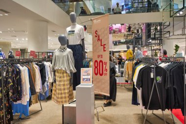 BANGKOK, THAILAND - CIRCA JANUARY, 2020: Bangkok 'taki Siam Discovery alışveriş merkezinde çeşitli giysiler sergilendi.