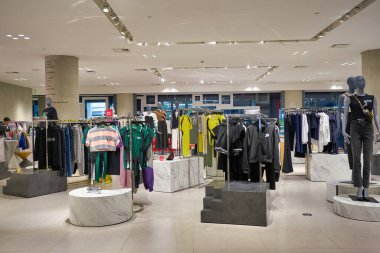 BANGKOK, THAILAND - CIRCA JANUARY, 2020: Bangkok 'taki Siam Discovery alışveriş merkezinde çeşitli giysiler sergilendi.