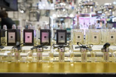 BANGKOK, THAILAND - CIRCA JANUARY, 2020: Jo Malone ürünleri Siam Discovery alışveriş merkezinde sergilendi. Jo Malone London, İngiliz çok uluslu kozmetik şirketi parfüm ve kokulu mum markası.