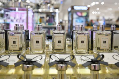 BANGKOK, THAILAND - CIRCA JANUARY, 2020: Jo Malone ürünleri Siam Discovery alışveriş merkezinde sergilendi. Jo Malone London, İngiliz çok uluslu kozmetik şirketi parfüm ve kokulu mum markası.