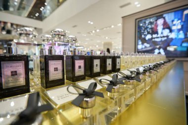 BANGKOK, THAILAND - CIRCA JANUARY, 2020: Jo Malone ürünleri Siam Discovery alışveriş merkezinde sergilendi. Jo Malone London, İngiliz çok uluslu kozmetik şirketi parfüm ve kokulu mum markası.