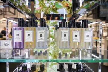 BANGKOK, THAILAND - CIRCA JANUARY, 2020: Jo Malone ürünleri Siam Discovery alışveriş merkezinde sergilendi. Jo Malone London, İngiliz çok uluslu kozmetik şirketi parfüm ve kokulu mum markası.