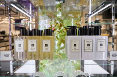 BANGKOK, THAILAND - CIRCA JANUARY, 2020: Jo Malone ürünleri Siam Discovery alışveriş merkezinde sergilendi. Jo Malone London, İngiliz çok uluslu kozmetik şirketi parfüm ve kokulu mum markası.