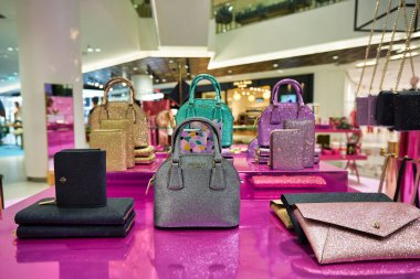BANGKOK, THAILAND - CIRCA JANUARY, 2020: Kate Spade çantaları Bangkok 'taki Siam Discovery alışveriş merkezinde sergilendi. Kate Spade New York bir Amerikan moda evi..