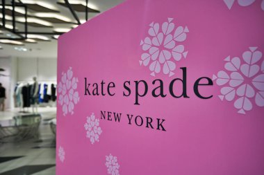 BANGKOK, THAILAND - CIRCA JANUARY, 2020: Bangkok 'taki Siam Discovery alışveriş merkezinde Kate Spade tabelasının yakın çekimi. Kate Spade New York bir Amerikan moda evi..