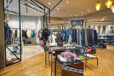 BANGKOK, THAILAND - CIRCA JANUARY, 2020: Bangkok 'taki Siam Discovery alışveriş merkezindeki Diesel mağazasının iç çekimi.