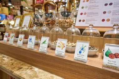 BANGKOK, THAILAND - CIRCA JANUARY, 2020: Bangkok 'taki Gurme Market süpermarketinde çeşitli bitki çayları sergilendi.