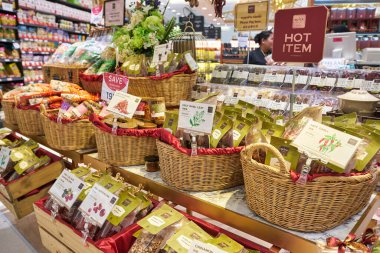 BANGKOK, THAILAND - CIRCA JANUARY, 2020: Bangkok 'taki Gurme Market' in iç çekimleri.