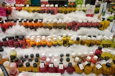 BANGKOK, THAILAND - CIRCA JANUARY, 2020: Bangkok 'taki Gurme Market süpermarketinde çeşitli meyve suları sergilendi.