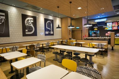 BANGKOK, THAILAND - CIRCA JANUARY, 2020: Bangkok 'taki Siam Paragon alışveriş merkezindeki McDonald' s fast food restoranının iç çekimi