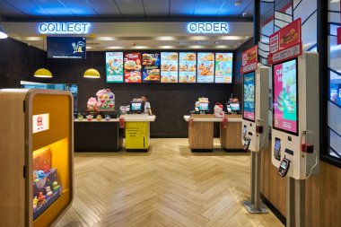 BANGKOK, THAILAND - CIRCA JANUARY, 2020: Bangkok 'taki Siam Paragon alışveriş merkezindeki McDonald' s fast food restoranının iç çekimi