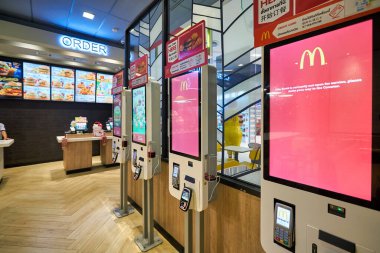 BANGKOK, THAILAND - CIRCA JANUARY, 2020: Bangkok 'taki Siam Paragon alışveriş merkezindeki McDonald' s fast food restoranının iç çekimi