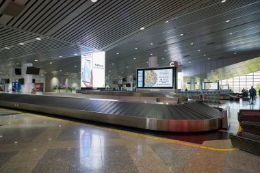 KUALA LUMPUR, MALAYSIA - CIRCA JANUARY, 2020: Kuala Lumpur Uluslararası Havalimanı bagaj geri alma alanı. 
