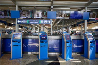 KUALA LUMPUR, MALAYSIA - CIRCA JANUARY, 2020: Kuala Lumpur Uluslararası Havalimanı 'ndaki kendi kendine kontrol gişeleri. 