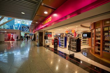 KUALA LUMPUR, MALAYSIA - CIRCA JANUARY, 2020: Kuala Lumpur Uluslararası Havalimanı Uydu Terminal Binası 'ndaki mağazada sergilenen mallar.