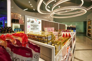 PHUKET, THAILAND - CIRCA JANUARY, 2020: Phuket Uluslararası Havaalanında sergilenen Ferrero Rocher bonbonları kutuları. Ferrero Rocher bir çikolata ve fındıklı şekerleme..