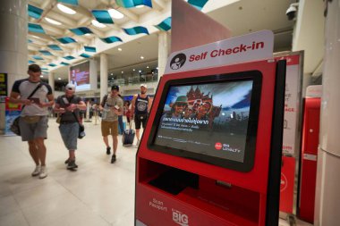 PHUKET, THAILAND - CIRCA JANUARY, 2020: Phuket Uluslararası Havalimanı 'nda görüldüğü üzere AirAsia kendi kendini kontrol kioskları.