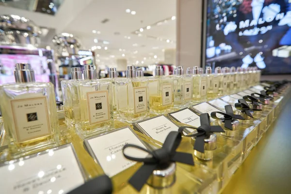 BANGKOK, THAILAND - CIRCA JANUARY, 2020: Jo Malone ürünleri Siam Discovery alışveriş merkezinde sergilendi. Jo Malone London, İngiliz çok uluslu kozmetik şirketi parfüm ve kokulu mum markası.